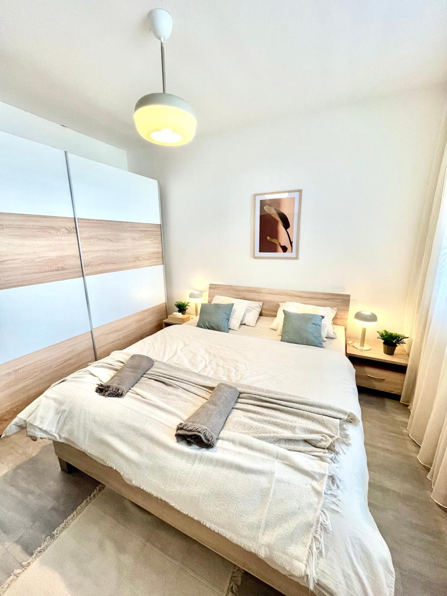 The Elite Suite Downtown 2- Bedroom Apt Ac & Garage Parking براتسيلافا المظهر الخارجي الصورة