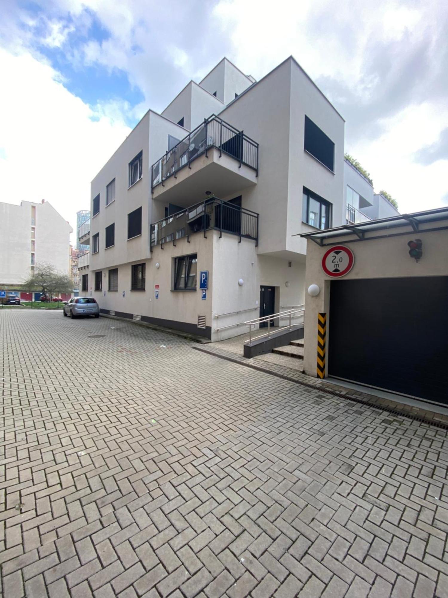 The Elite Suite Downtown 2- Bedroom Apt Ac & Garage Parking براتسيلافا المظهر الخارجي الصورة